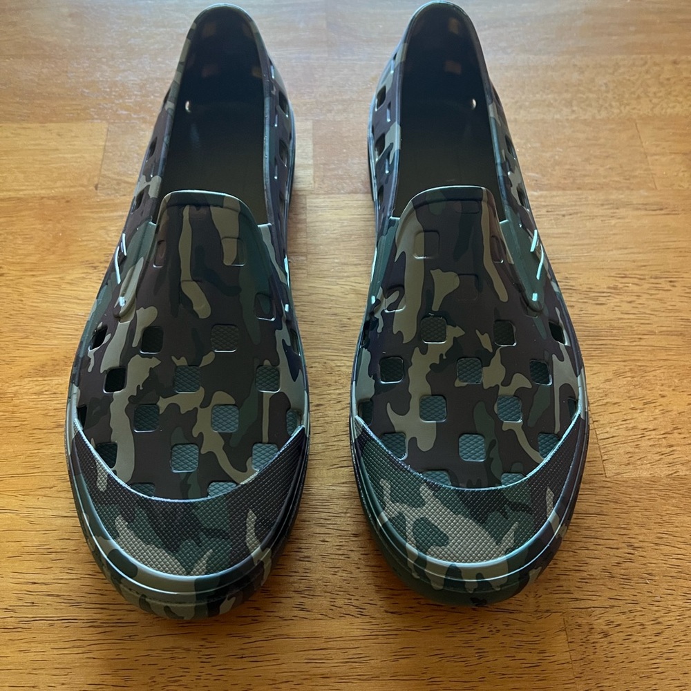 Brand New camo Slip-on Trk. Box included.